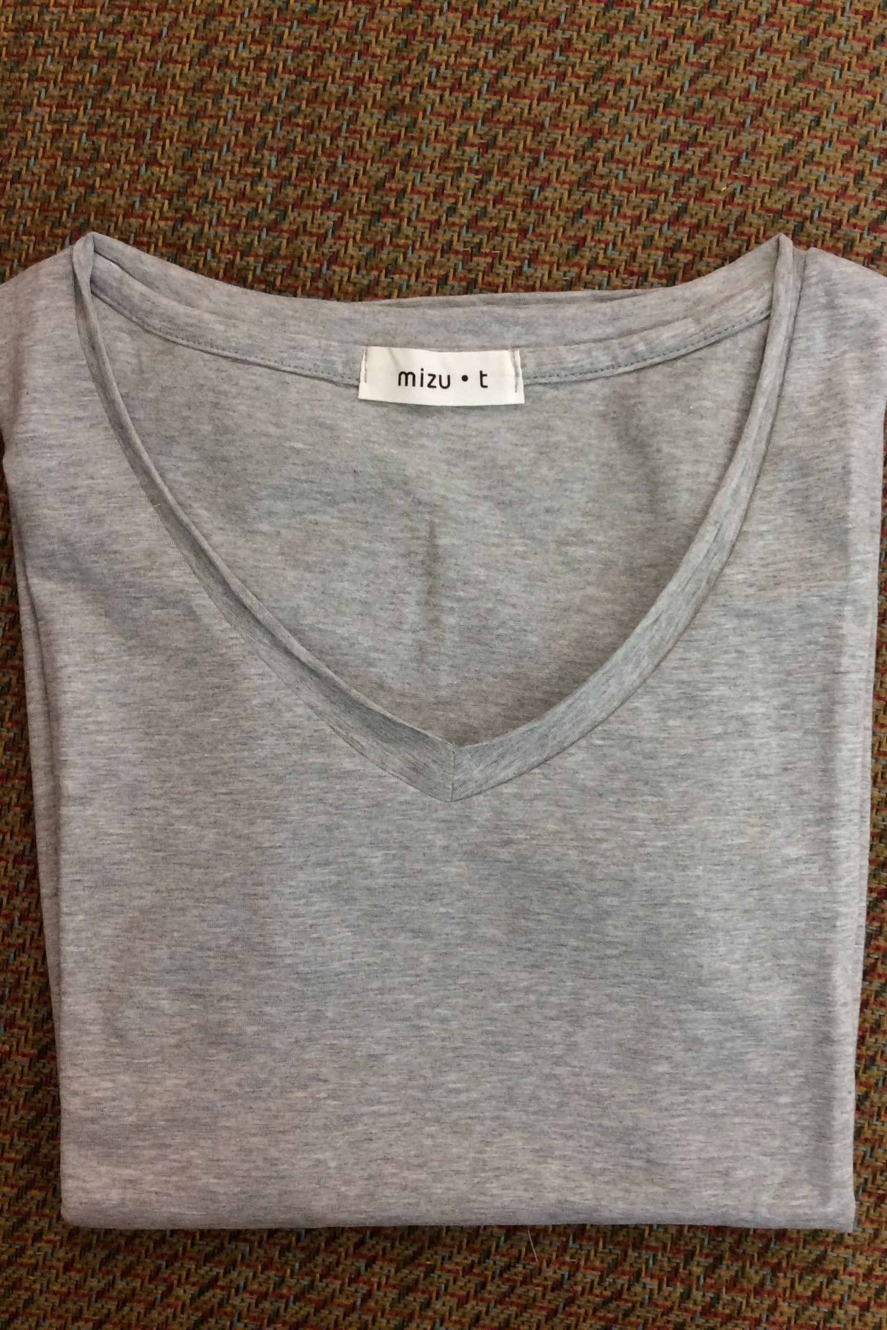 เสื้อยืดคอวีแขนสามส่วน ทรงสวยเหมาะกับสาวมั่นสุดๆ ทรงเข้ารูป ผ้ายืดใส่สบาย มี 9 สี จัดๆๆๆไปเลยย