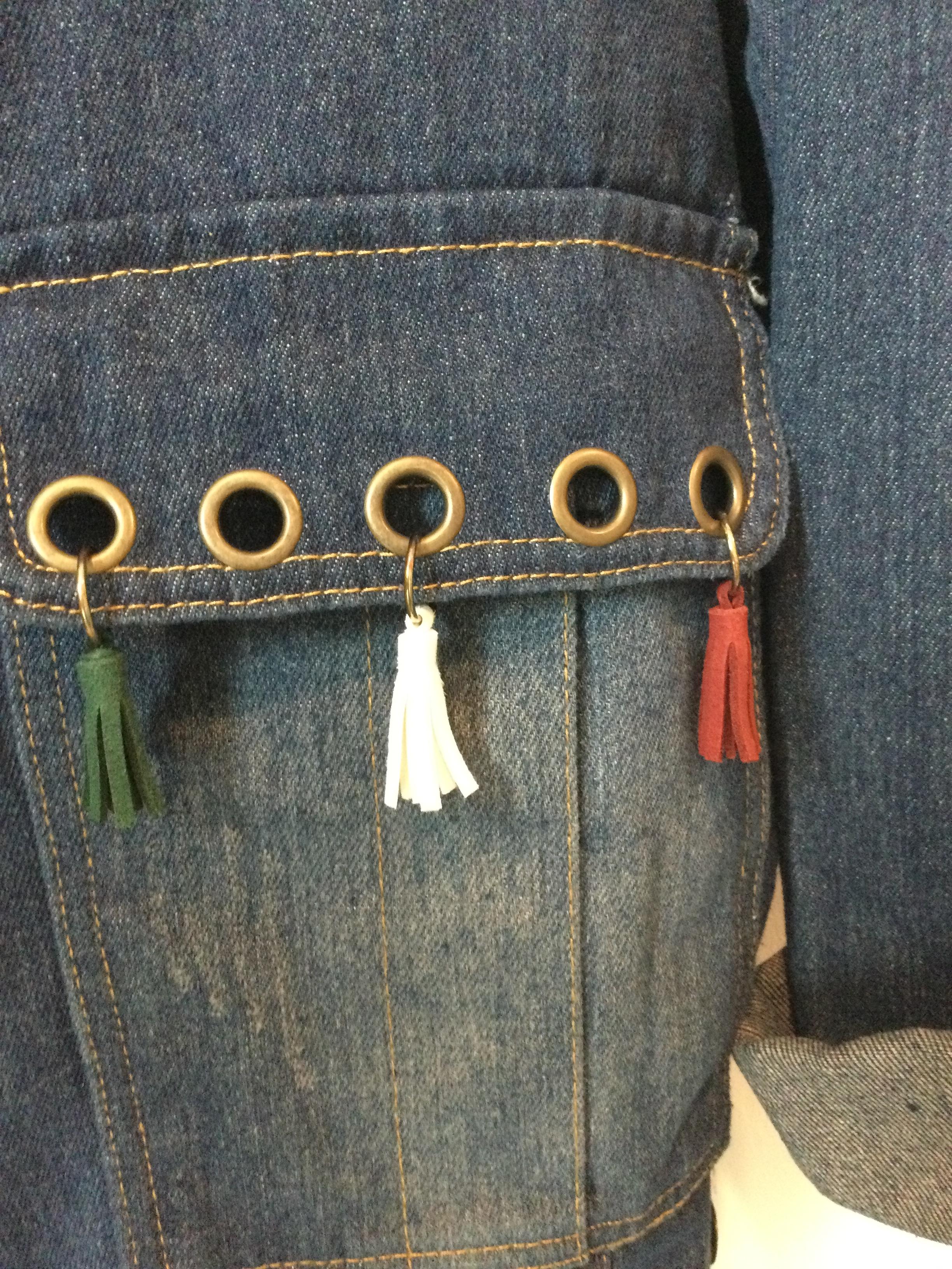 เสื้อยีนส์ แจ็คเก็ตยีนส์สีเข้ม กระเป๋าแต่งพู่หนังน่ารักๆ