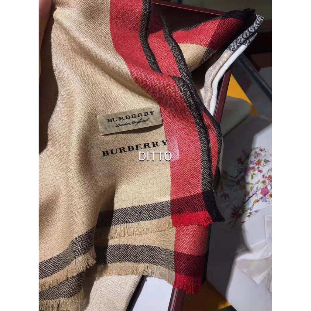 ผ้าพันคอ ผ้าคลุมไหล่ BURBERRY