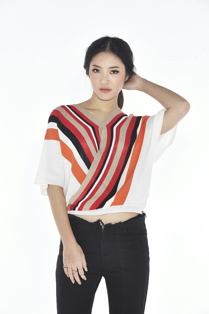เสื้อทรงไขว้ ผ้าถักสลับสี เก๋สุดๆ แบบชนเกาหลีค่ะ