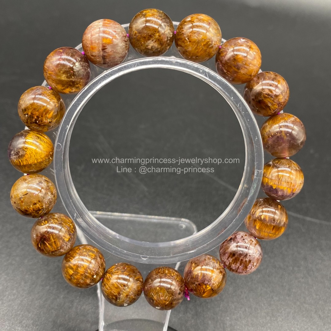 Cacoxenite in Amethsyt AAA คาค็อกซิไนท์ในอเมทิสต์ 11 มม ภายในมีแร่สีทองระยิบระยับเสริมอำนาจบารมีความมั่งคั่งร่ำรวย สวยน่าใส่มากๆค่ะ