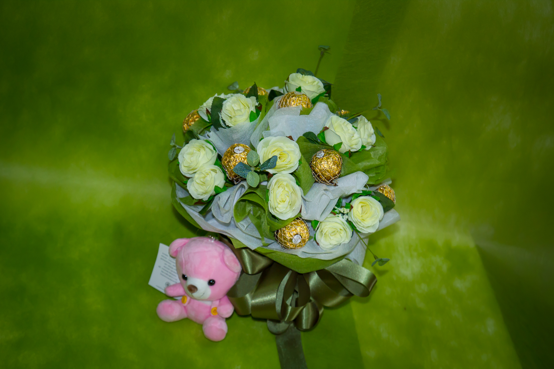 ช่อเฟอเรโร่ (Ferrero Rocher) 9 ลูก ดอกกุหลาบสีขาว กระดาษสีเขียว