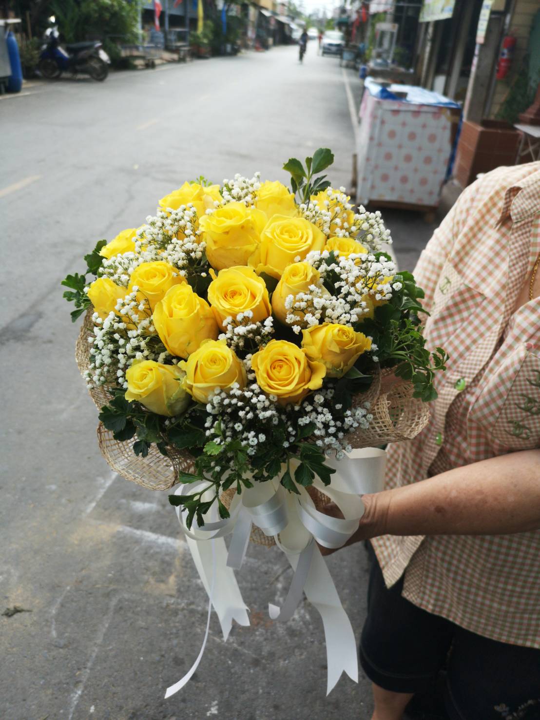 ช่อกุหลาบสีเหลือง 19 ดอก ห่อด้วยตะข่ายสีน้ำตาล