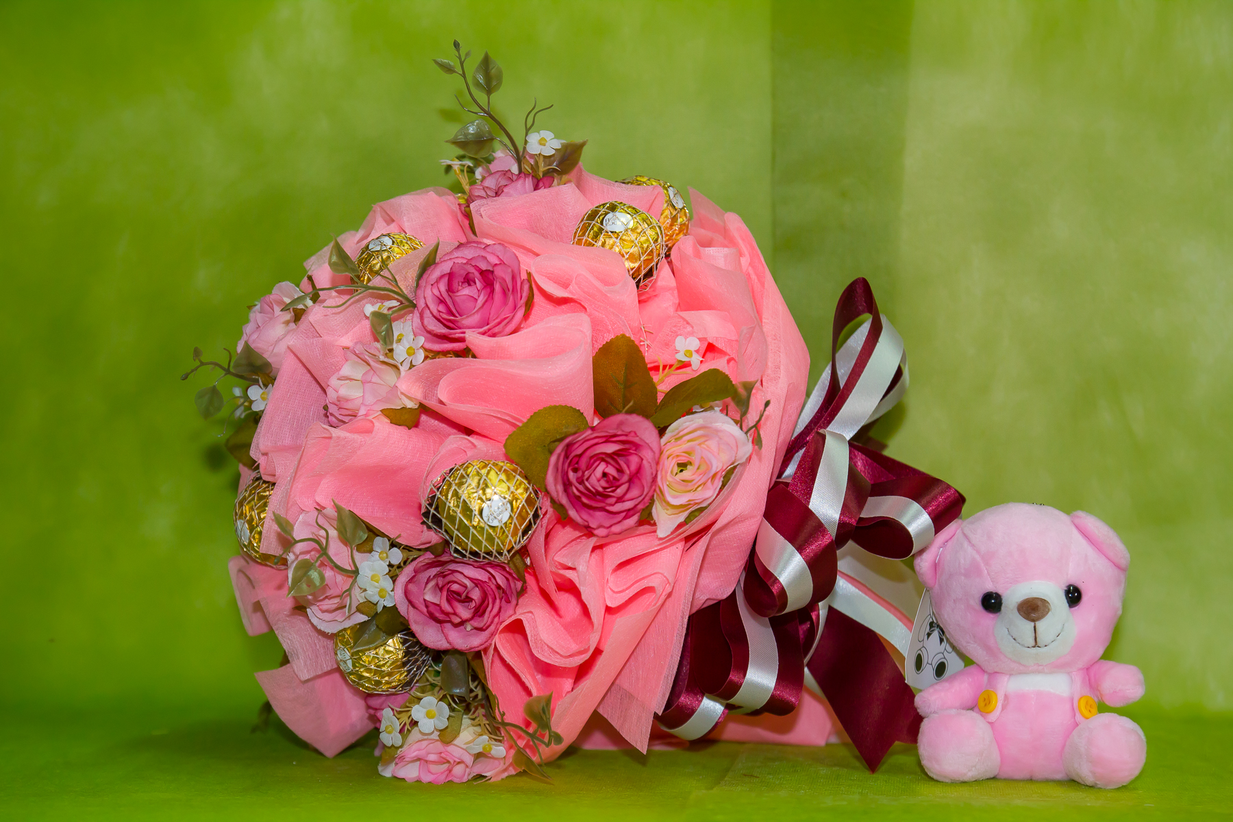 ช่อเฟอเรโร่ (Ferrero Rocher) 9 ลูก ดอกกุหลาบสีชมพูหวาน กระดาษสีชมพู