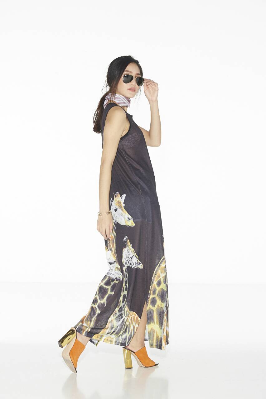 เดรสตัวยาวทรงหรู ปริ้นลายยีราฟ สีสันสวยงามมากค่ะ ใส่ได้หลายโอกาสแนะนำค่ะ