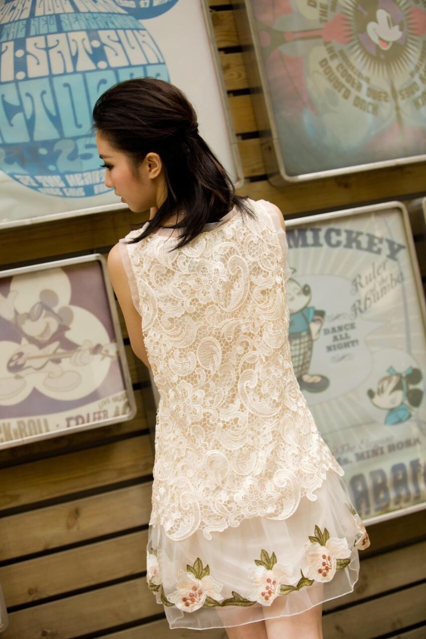 เดรสลูกไม้ แขนกุด ตัดต่อชายระบายผ้าแก้ว ปักเย็บดอกไม้รอบชายกระโปรง