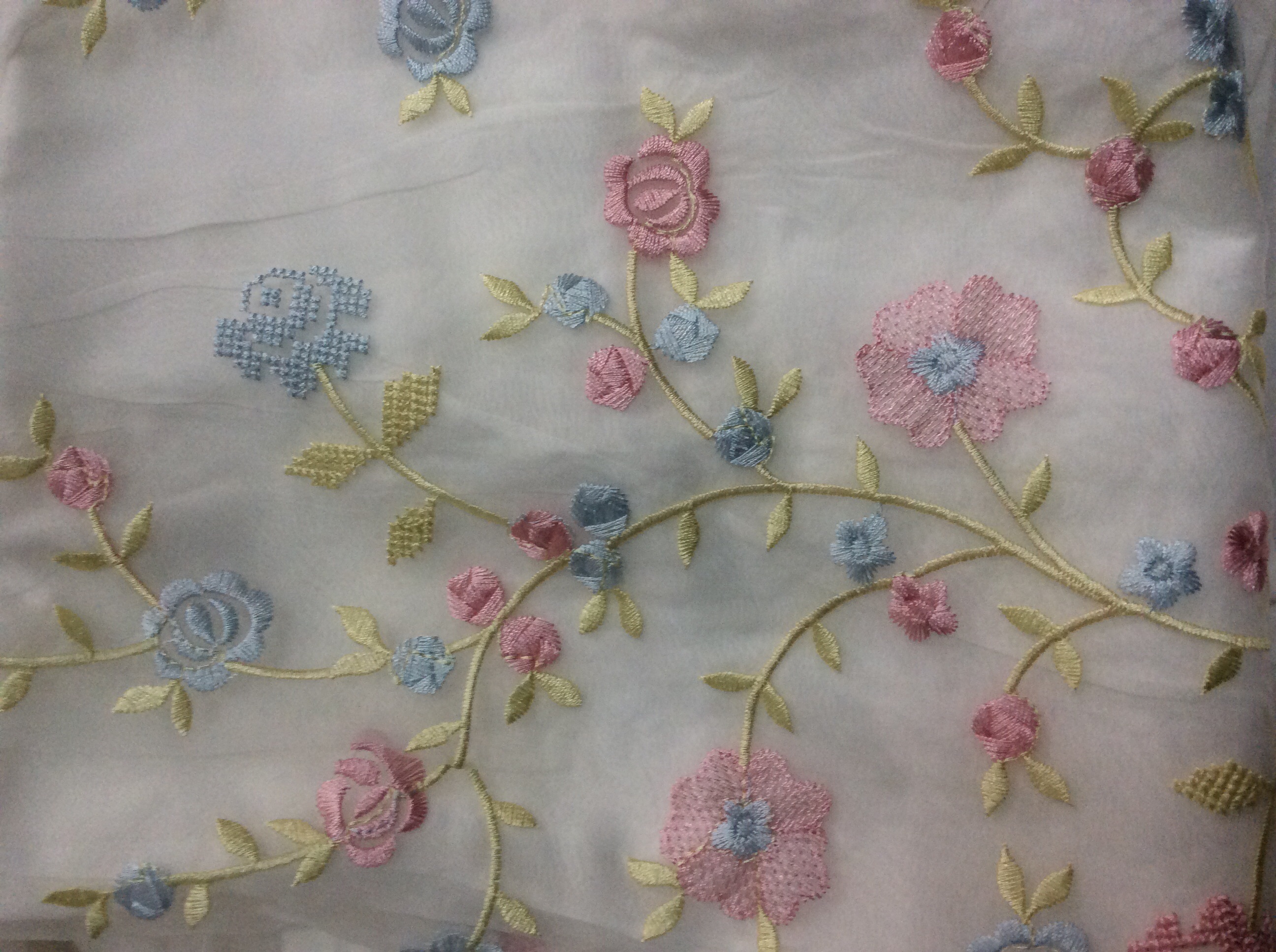 เดรสผ้าป่าน ปักลายดอกไม้สีหวานบนผ้าแก้วฟรุ้งฟริ้งน่ารักมากค่ะ