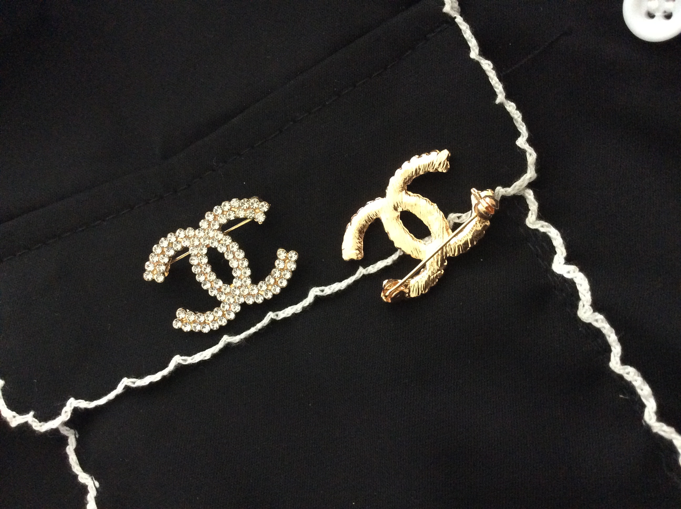 เสื้อเชิ้ตเกาหลี ปกฮาวายสีดำ มาพร้อมเข็มกลัดชาแนล งานป้ายแบรนด์ตามรูป