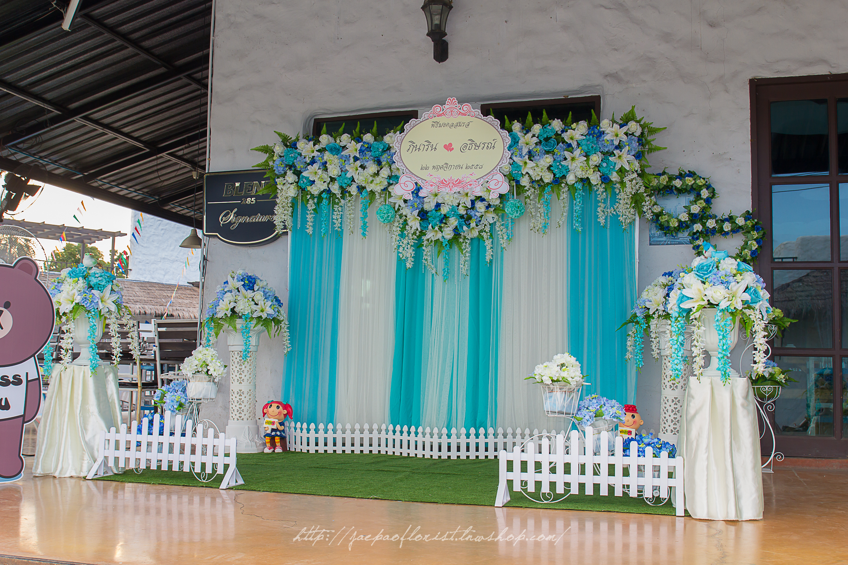 ซุ้มถ่ายภาพงานแต่ง ดอกไม้แห้ง ธีมเขียวมิ้นขาว