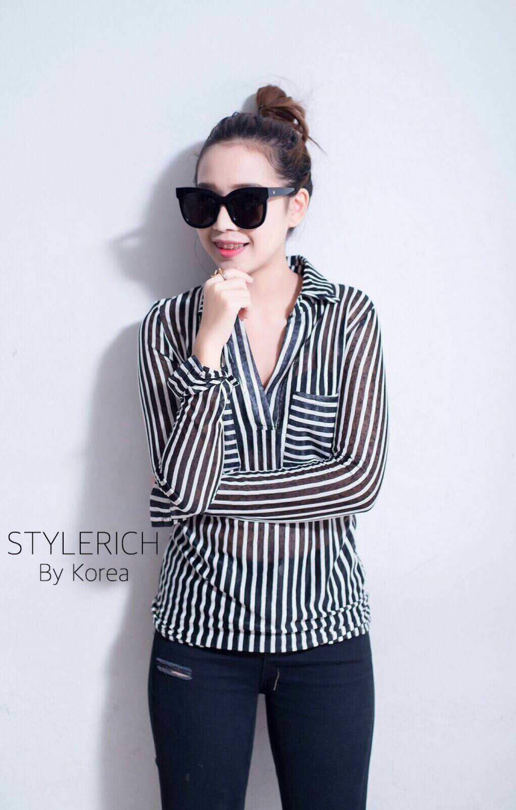 เสื้อเชิ้ตริ้วคอวี ลายทางสลับขาวดำ คอปก แต่งกระเป๋า2ข้าง ผ้าเนื้อดี งานนำเข้า ยืดหยุ่นได้ ใส่สบายมั่กๆๆค่าาา