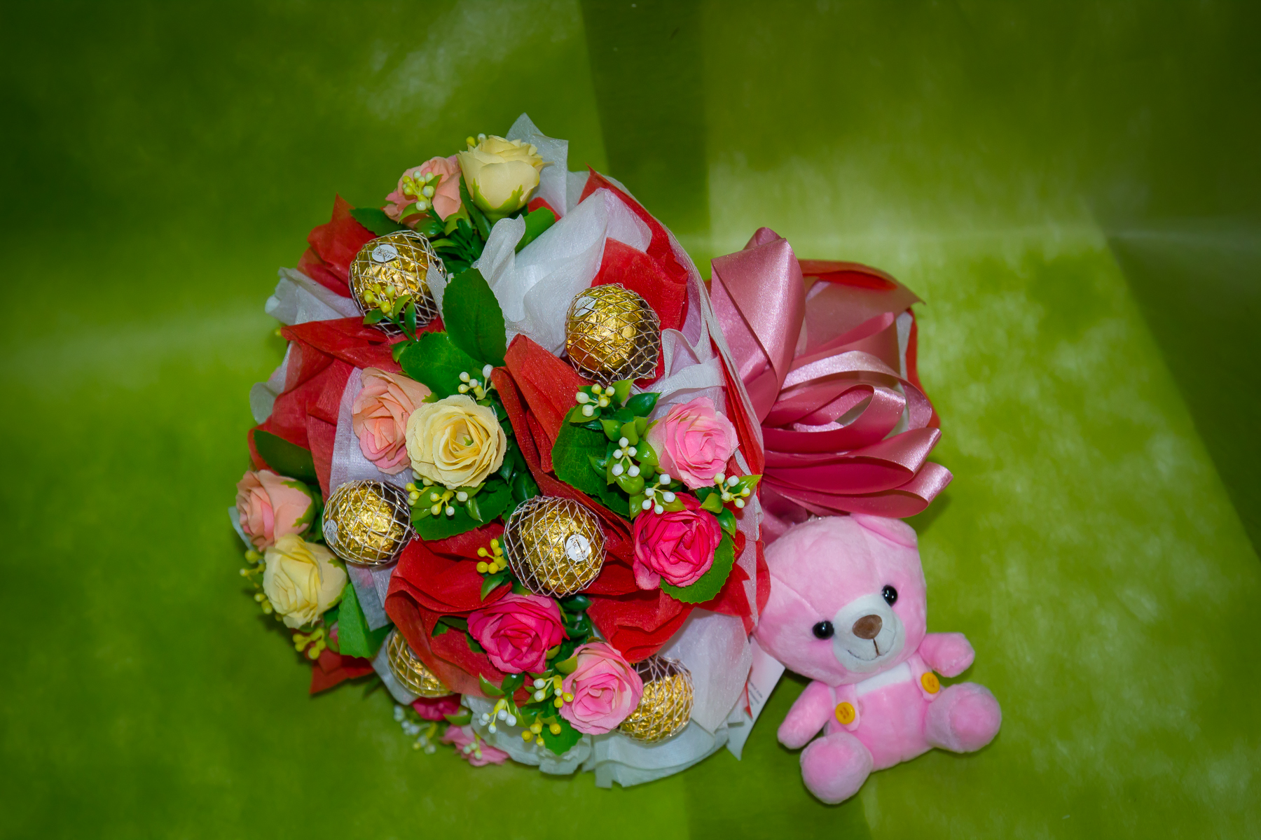 ช่อเฟอเรโร่ (Ferrero Rocher) จำนวน 9 ลูก ดอกกุหลาบสีชมพูอ่อน สลับแดง