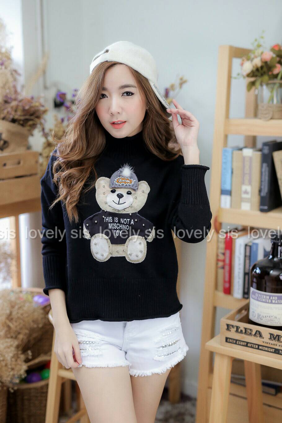เสื้อไหมพรมแขนยาวคอเต่า งานปักน้องหมี แต่งหมุด แบรนด์ Moschino น่ารักมากๆค่า ตัวหมีดีเทลละเอียด ติดหมวกมีปอมน่ารัก เนื้อผ้าก็นุ่ม ใส่อุ่น งานเกรดดีค่า แนะนำๆเลยตัวนี้