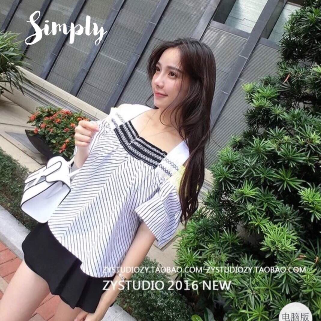 เสื้อโชว์ไหล่ ลายริ้ว เนื้อผ้าดีมากก แบบน่ารัก งานสวยเป๊ะสุดๆคร้า ใครใส่ก็น่ารัก^^