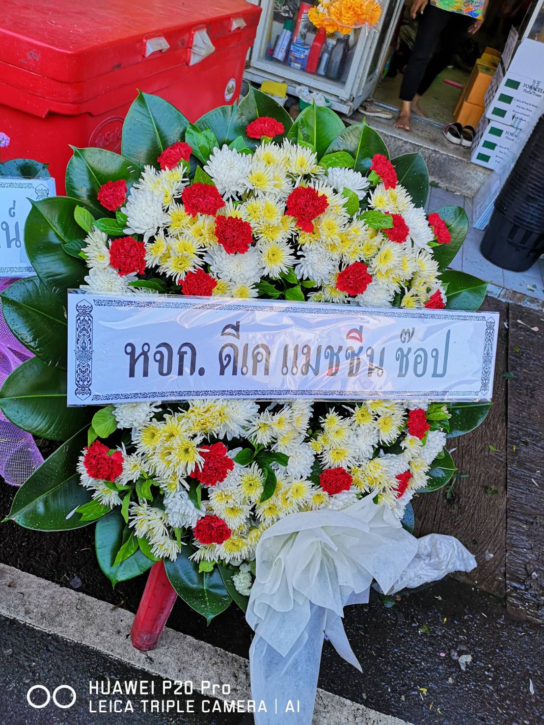 พวงหรีดดอกไม้สด โทนขาวแดง