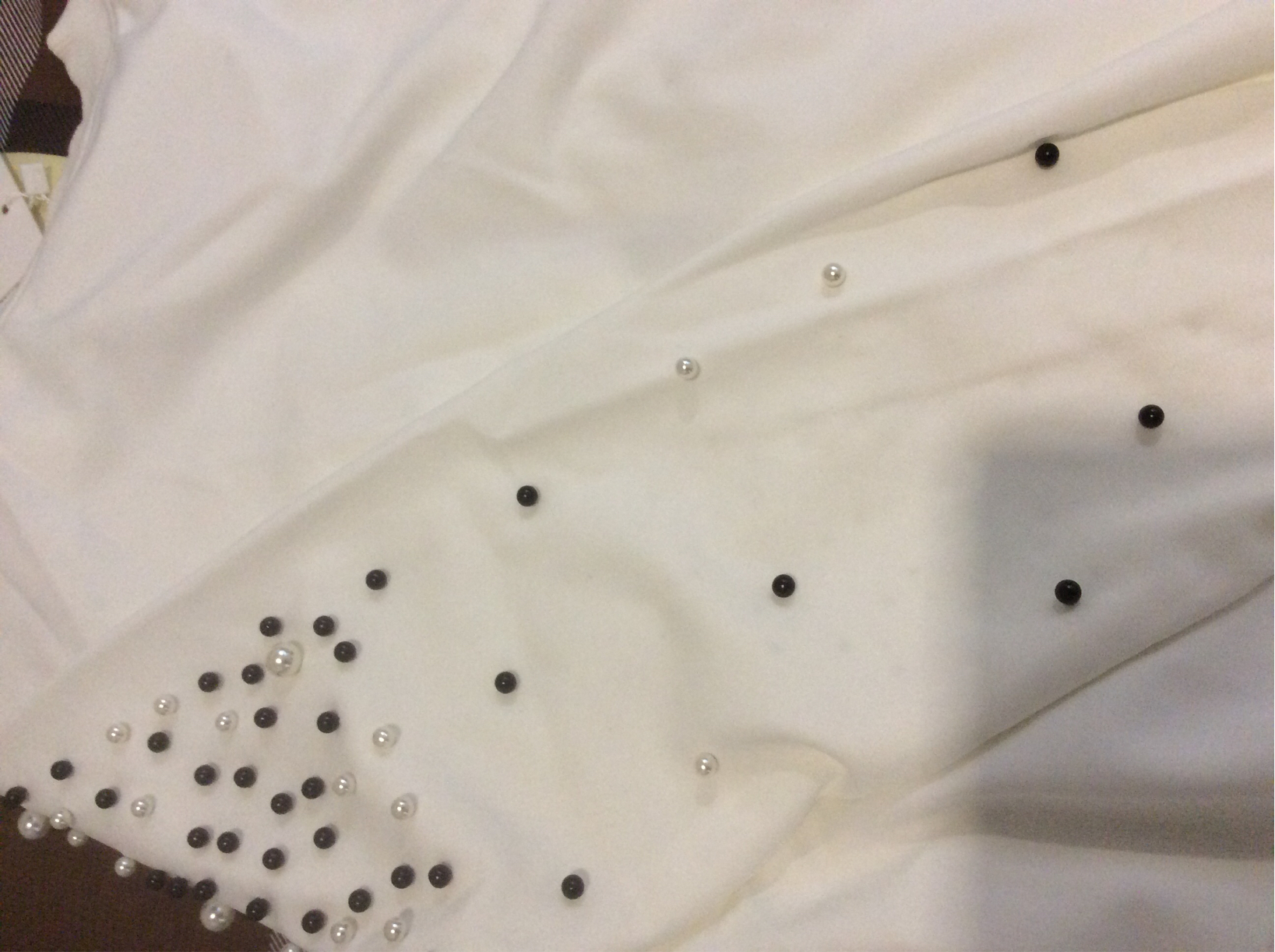 เสื้อคลุมซิบหน้าตกแต่งมุกขาว ดำ ผ้าโฟมบางไม่หนามีน้ำหนักค่ะ มีกระเป๋า 2 ข้าง ใส่ตัวเดียวหรือจะใส่เป็นแจ็คเก็ตคลุมก็ได้ค่ะ