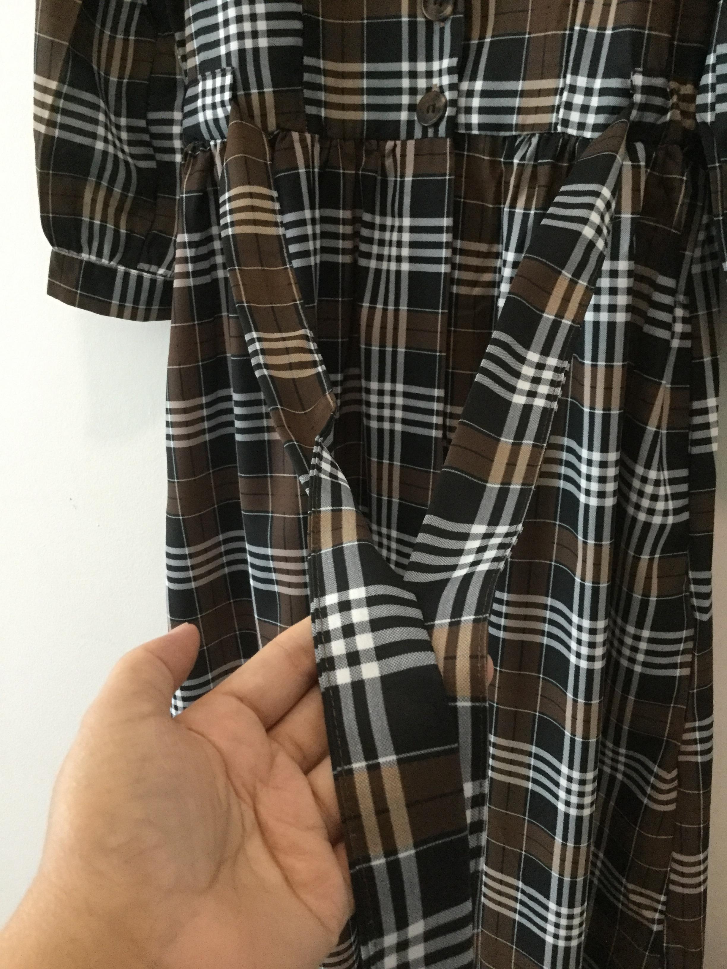 เดรสยาวลายสก๊อต กระดุมหน้ามีเชือกให้ผูกเอวกระชับทรง