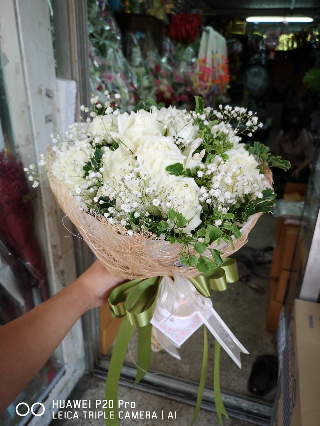 ช่อดอกกุหลาบสีขาว ทรงกลม ห่อด้วยตะข่าย