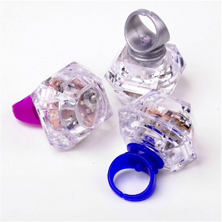 แหวนเพชรเม็ดใหญ่มีไฟ LED กระพริบ