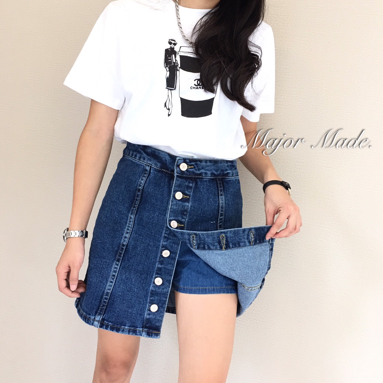 นาทีนี้ใครไม่มีไม่ได้นะคะ กระโปรงยีนส์Top shop กระดุมหน้า ดีไซส์น่ารัก ผ้ายีนส์แท้เนื้อสวย ใส่ง่าย แมทกับอะไรก็สวย ด้านในมี ซับในกางเกง ผ้านิ่มมาก