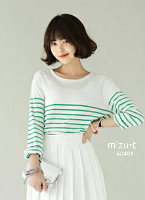เสื้อยืดคอกลม แขนยาวลายขวาง ผ้ายืดเนื้อดีทรงพอดีตัวค่ะ ใส่แล้วน่ารักสไตล์สาวเกาหลี