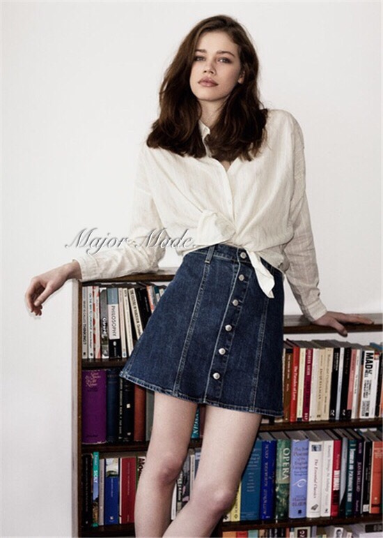 นาทีนี้ใครไม่มีไม่ได้นะคะ กระโปรงยีนส์Top shop กระดุมหน้า ดีไซส์น่ารัก ผ้ายีนส์แท้เนื้อสวย ใส่ง่าย แมทกับอะไรก็สวย ด้านในมี ซับในกางเกง ผ้านิ่มมาก