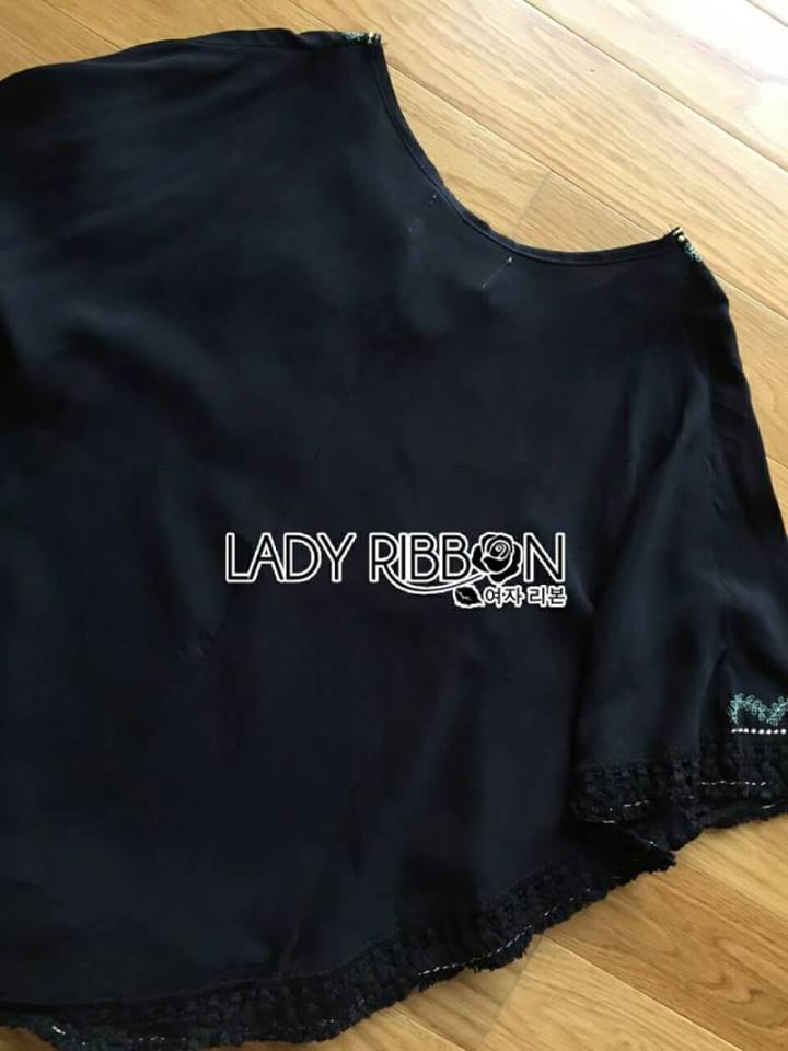 เสื้อโบฮีเมียนเป็นทรงชายสามเหลี่ยมปักรูปดอกไม้ใบไม้ ชายเสื้อแต่งพู่แบบน่ารักๆ