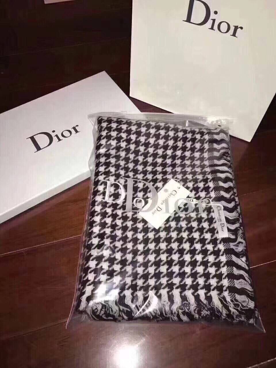 ผ้าคลุมไหล่ ผ้าพันคอ Dior ผ้าwool เนื้อดี นุ่ม ทอลายในตัว ลายคมชัดค่ะ หนาวนี้ห้ามพลาดค่ะ