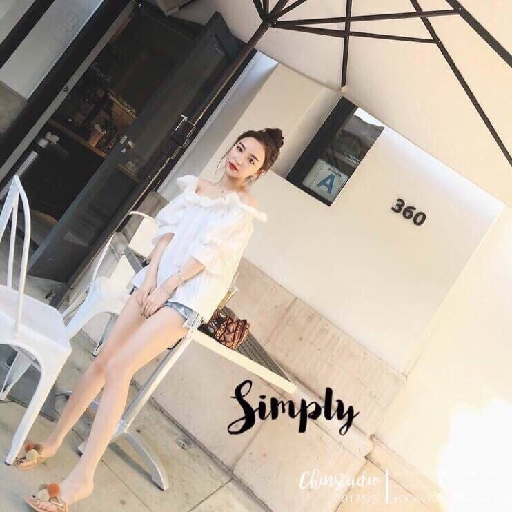 เสื้อปาดไหล่ แขนจั้ม แต่งลอนระบายน่ารักๆที่อกและแขน เนื้อผ้าดีมากกก แมตซ์กับอะไรก็น่ารัก งานสวย ใส่ออกมาน่ารักตามแบบเป๊ะเลยค่า