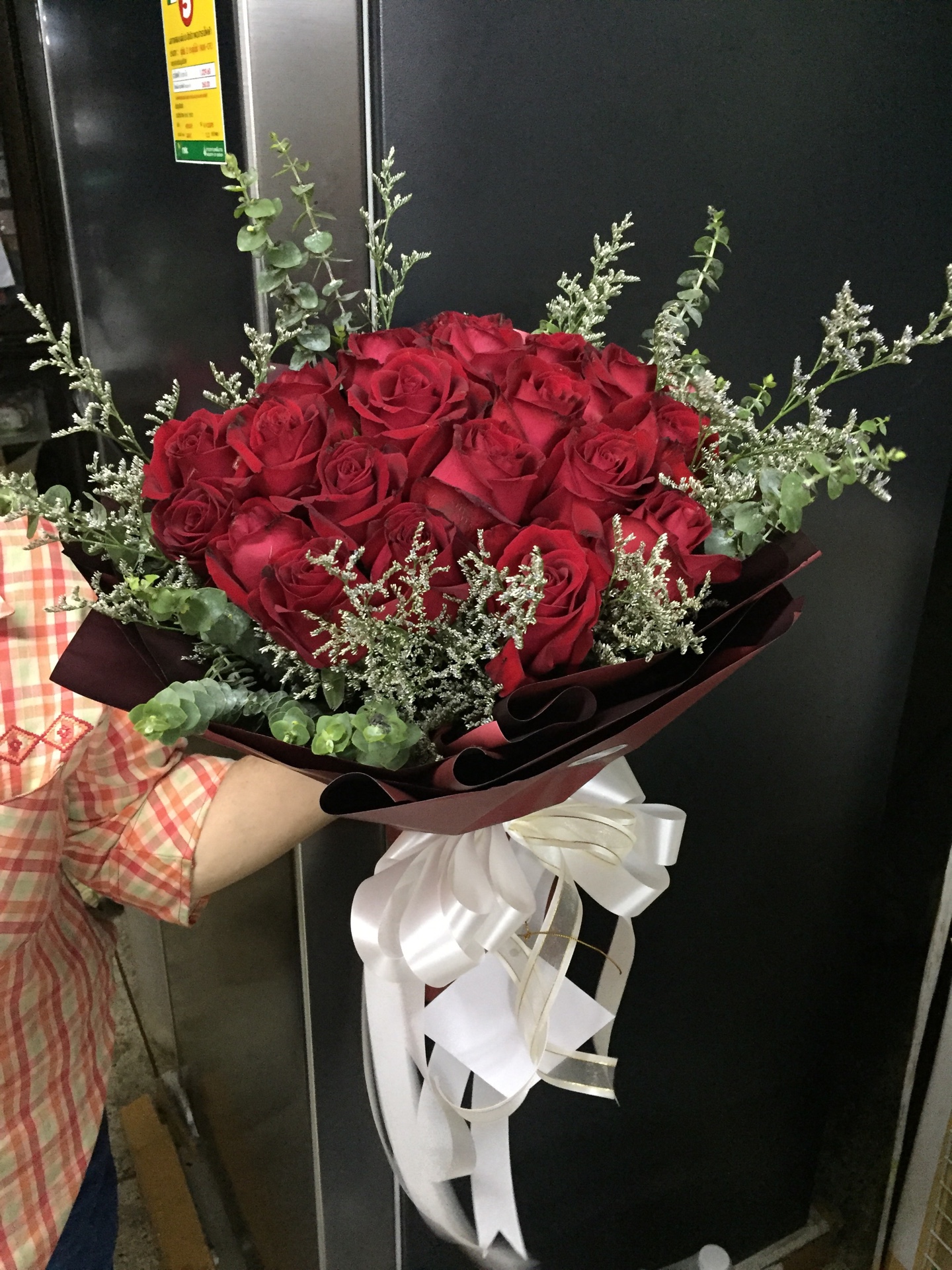 ช่อดอกกุหลาบสีแดง เซอร์ไพรส์วันเกิดคนพิเศษ