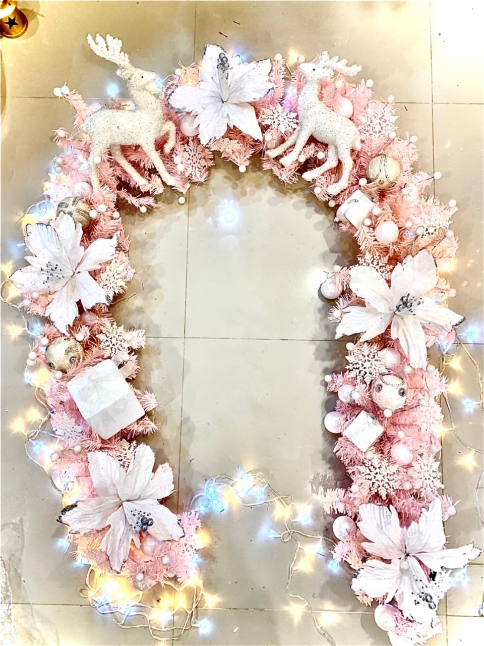 สายสนคริสต์มาสตกแต่งด้วยของประดับนานาชนิดในโทนสีชมพู สีสันที่งดงามในวันคริสต์มาสยอดนิยม