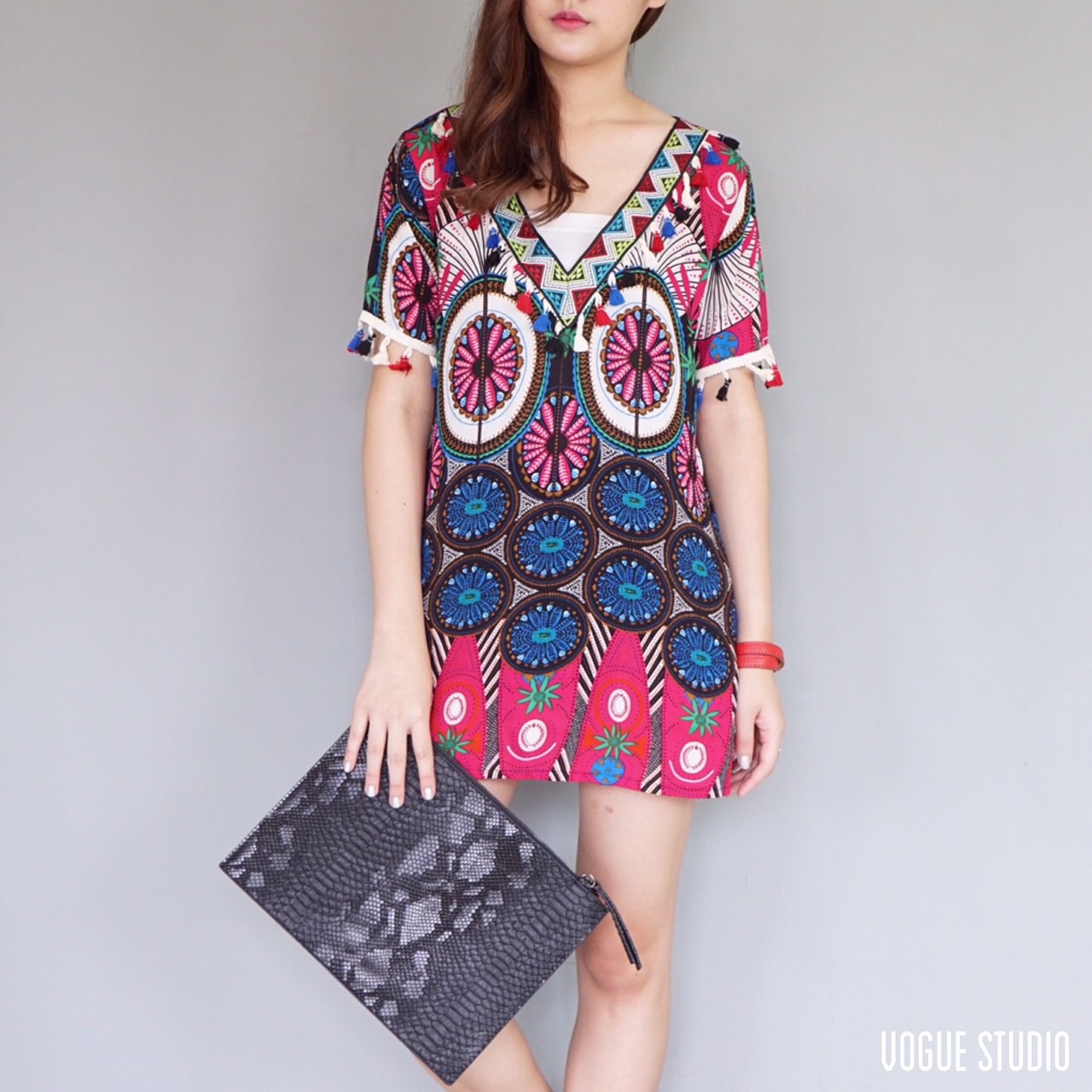 SALE 30%เดรสคอวี ปริ้นลายเก๋ๆ ภาพสีคมชัด สไตล์ bohemian ทั้งตัว เพิ่มลูกเล่นแต่งพู่ที่อกและชายแขน ทรงน่ารักมากคะ เนื้อผ้าดี ใส่สบายสุดๆ