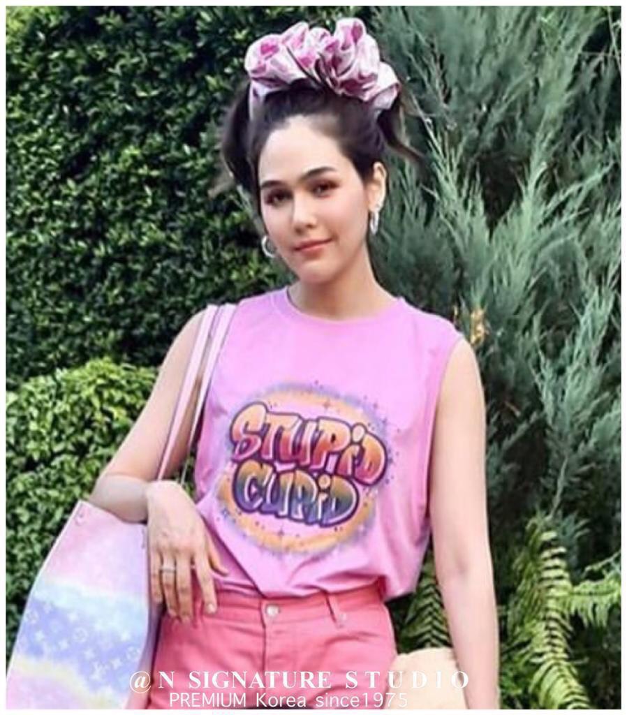 เสื้อยืดแขนกุดแบบดาราใส่ สีสันสดใส