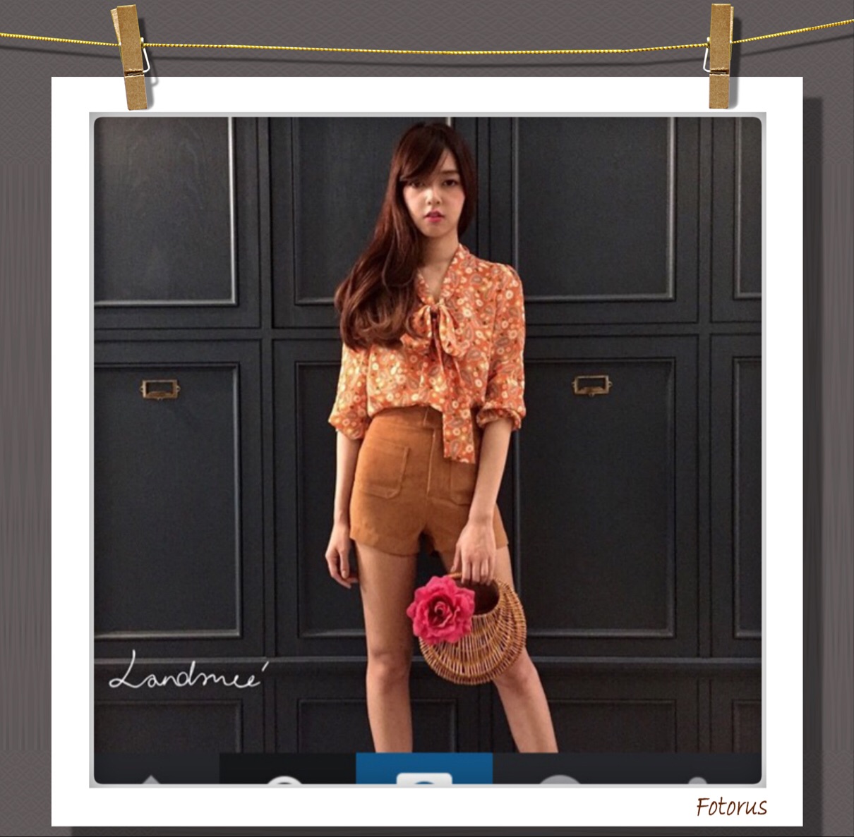 Landmee Love Me Love Daisy Blouse เสื้อเชิ้ตแขนยาวพิมพ์ลายดอกเดซี่รอบตัวเสื้อ พร้อมตกแต่งตรงช่วงคอเสื้อด้วยการผูกโบว์ค่ะ