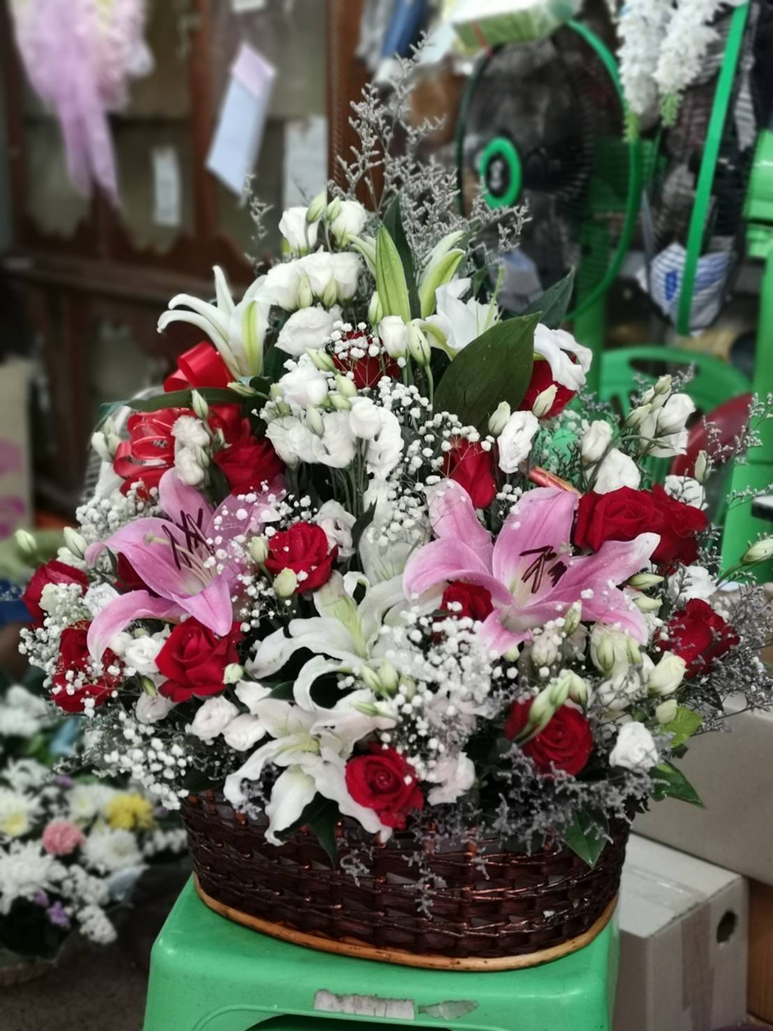 กระเช้าดอกไม้วันเกิดแฟน (Flower Basket)