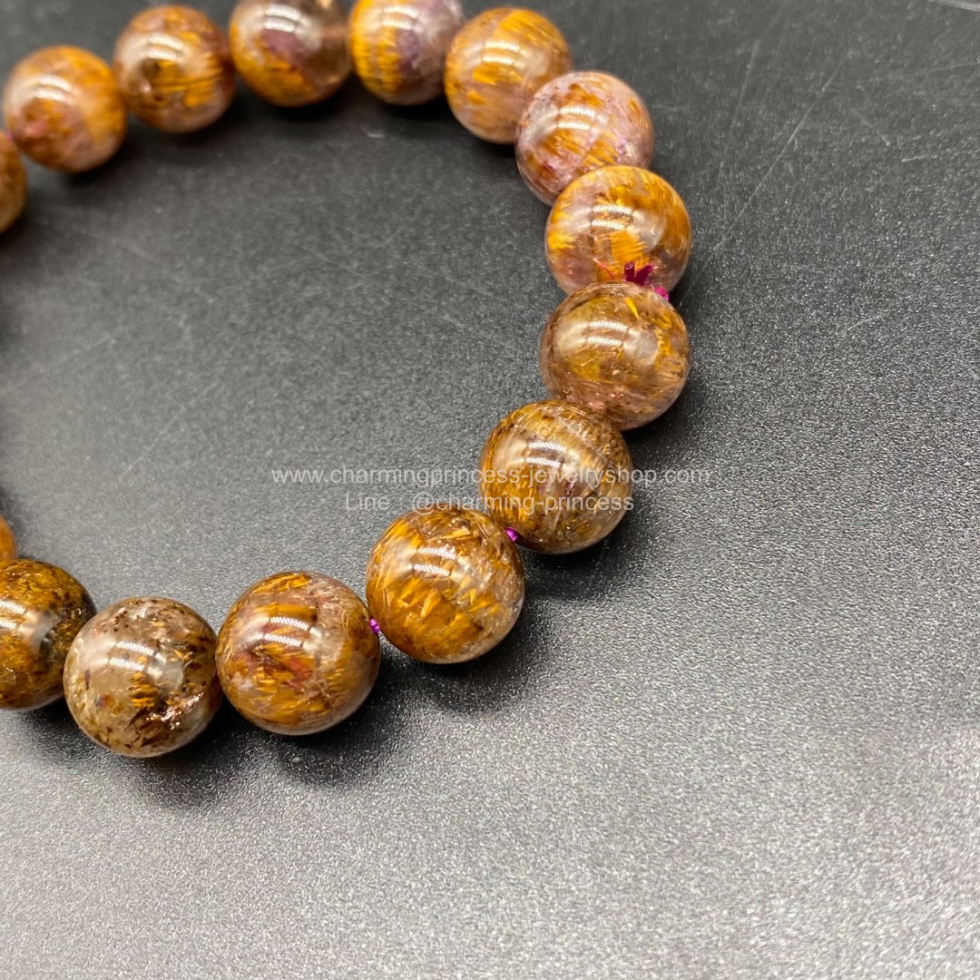 Cacoxenite in Amethsyt AAA คาค็อกซิไนท์ในอเมทิสต์ 11 มม ภายในมีแร่สีทองระยิบระยับเสริมอำนาจบารมีความมั่งคั่งร่ำรวย สวยน่าใส่มากๆค่ะ