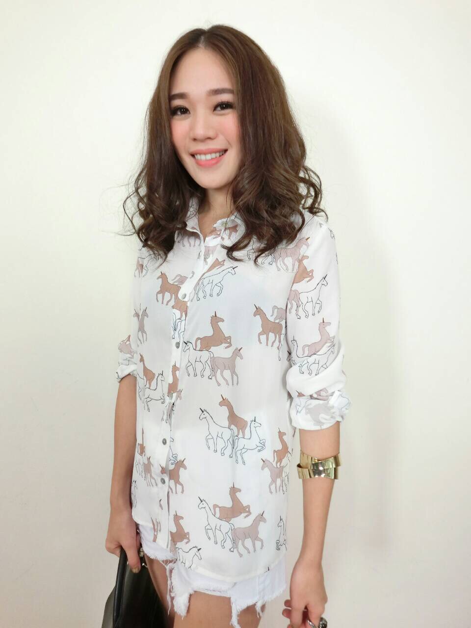 เสื้อเชื้ตผ้าดีมาก ผ้าปริ้นลายม้าน่ารักๆ มาพร้อมเชือกมัดเอว (ลายเดียวกับเสื้อ) สามารถนำมาผูกเอวหรือทำเป็นที่ประดับผมค่ะ