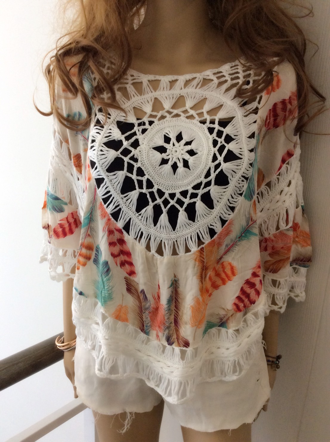 เสื้อโบฮีเมียน เสื้อถักตัดต่อผ้าปริ้นลายขนนกสีสดใส ทรงน่ารักมาก