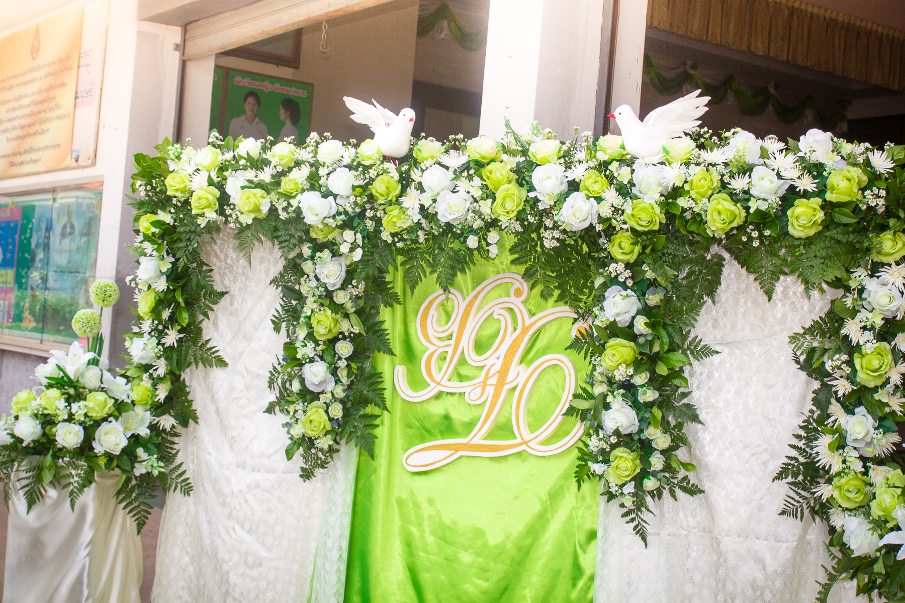 ซุ้มถ่ายรูป ธีมงาน เขียวขาว