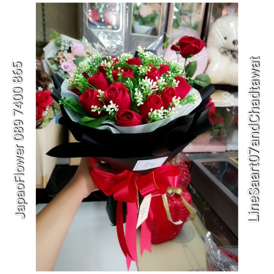 ช่อดอกกุหลาบแห้ง ห่อด้วยกระดาษสีดำ