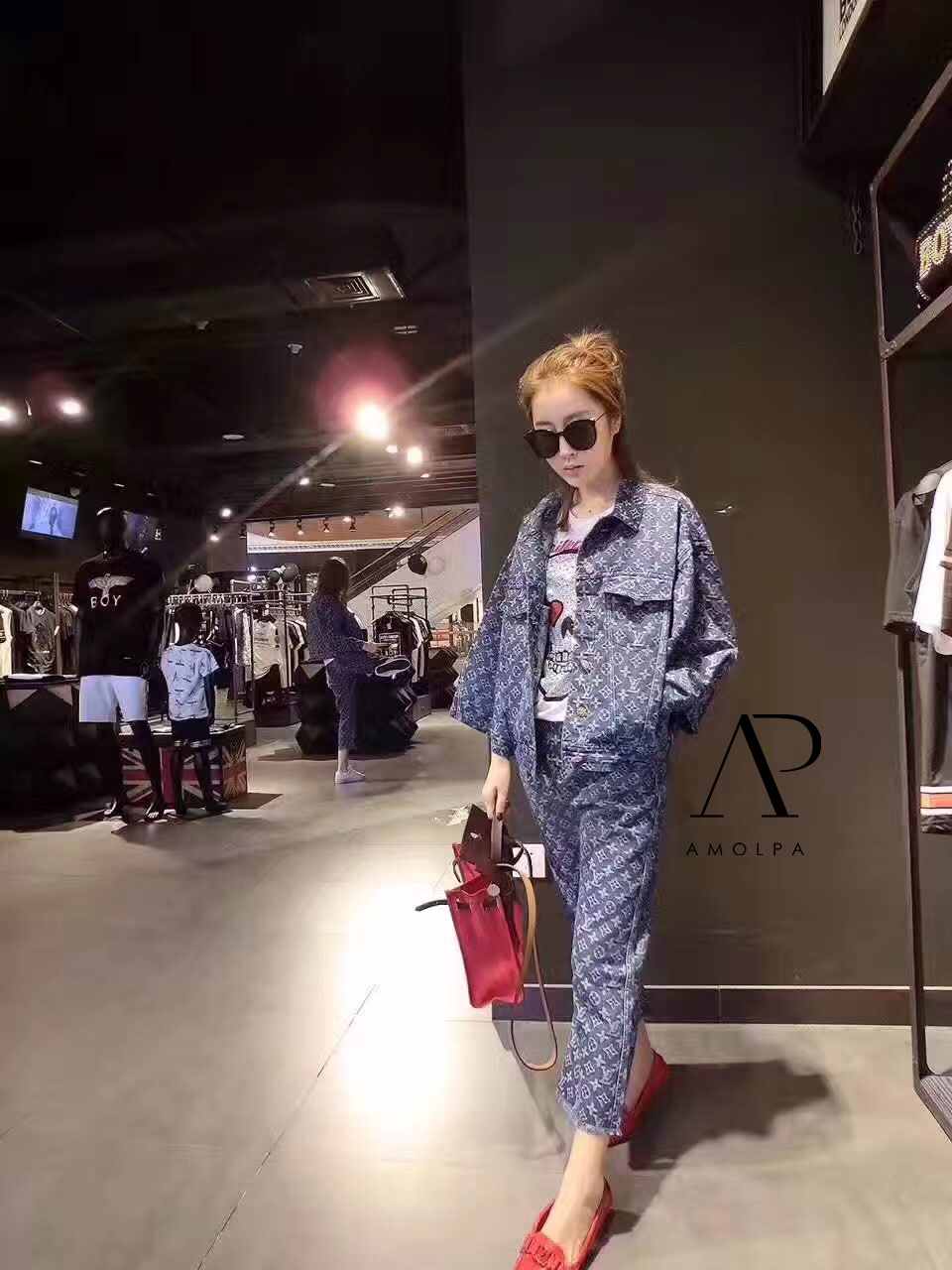 เซ็ท เสื้อ+กางเกง ยีนส์แท้ 100% เนื้อยีนส์อย่างดี มีน้ำหนัก ทอลายLVทั่วตัว ตัวเสื้อมีกระเป๋าคู่หน้าบริเวณอก แต่งกระดุมหน้าดอกไม้ตามช๊อป