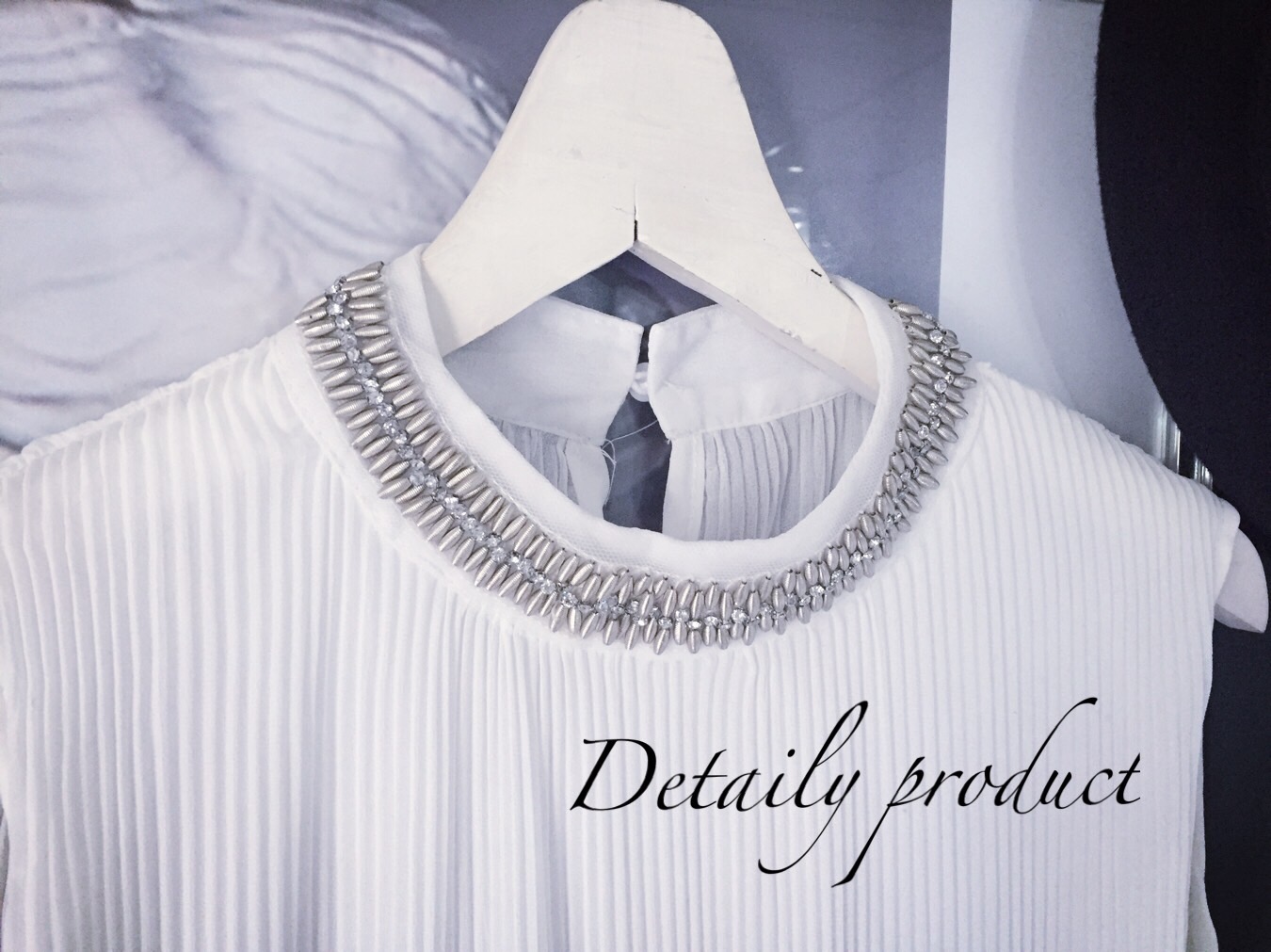 CROP ZARA รุ่นครอปแขนกุดซาร่า เนื้อผ้าชีฟองเนื้อทรายอัดพลีทละเอียด ดีไซน์เป็นเสื้อครอปแขนกุด คอกลม มีซับใน ปักเมทาลิคเงินรอบคอ ตกแต่งสวยงามมาก เรียบหรู