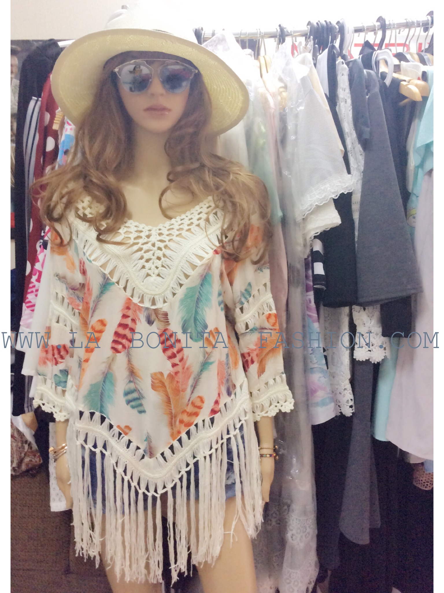 เสื้อสไตล์โบฮีเมียน พิมพ์ลายขนนก สีสดใส แต่งพู่ฟรุ้งฟริ้ง ทรงสวยน่ารัก ใส่สบายไม่ร้อน ใส่เดินเที่ยวชิวๆในวันสบายๆ