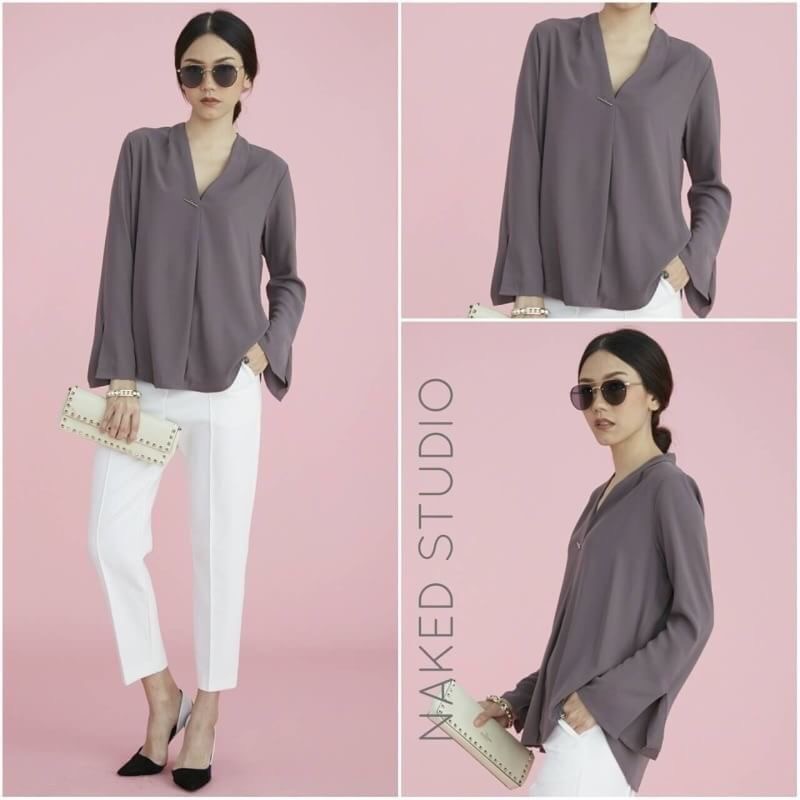 เสื้อเชิ้ตทรงสวยสุดๆค่ะ เนื้อผ้าเรียบทิ้งตัว กลางอกประดับกลัดเงิน ผ่าเล็กๆช่วงปลายแขน เรียบหรูดูแพงมากๆ ใส่คู่กับท่อนล่างได้ทุกแบบ