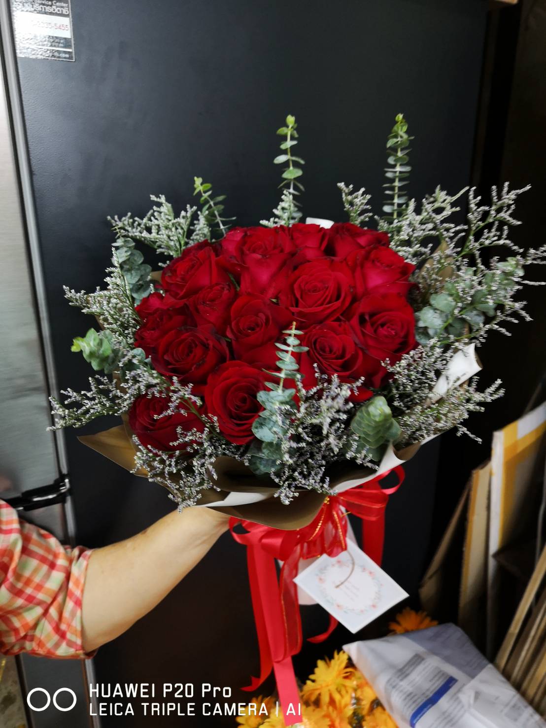 ช่อดอกกุหลาบสีแดง เซอร์ไพรส์วันเกิดคนพิเศษ