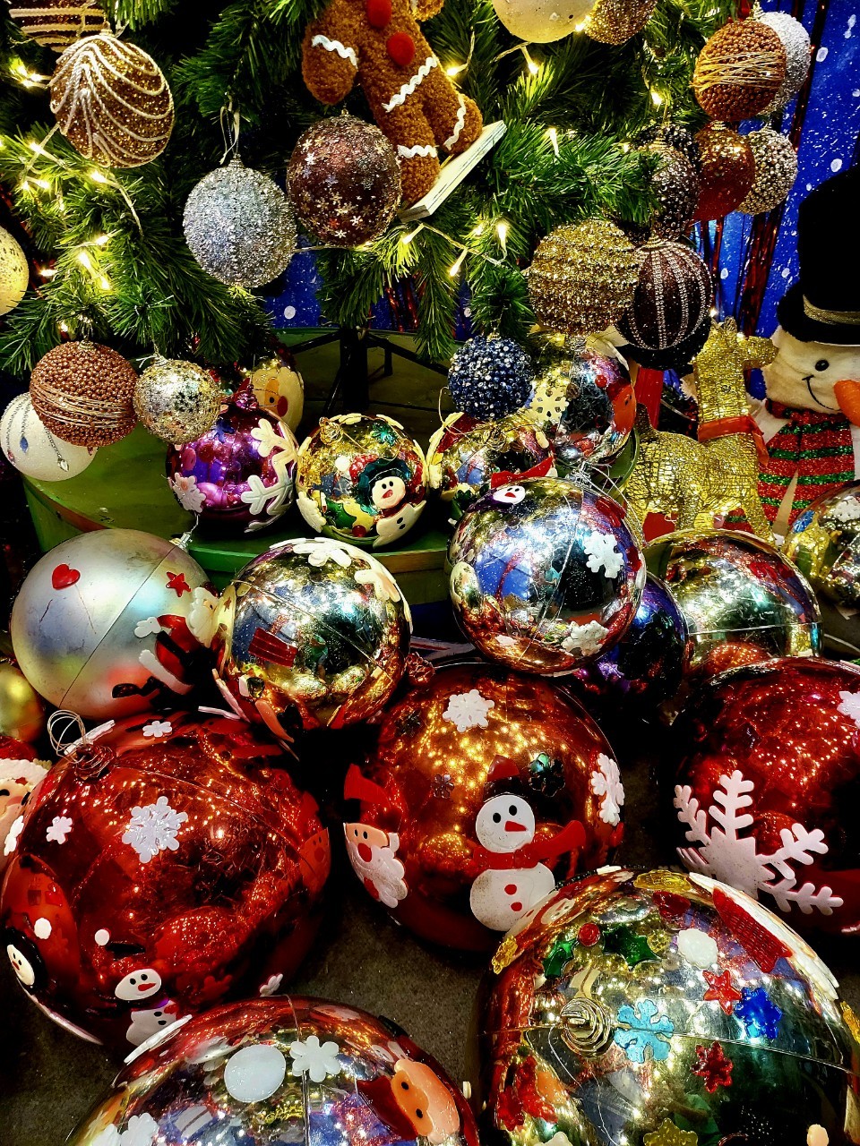 แบบูกบอลคสต์มาสขนาดใหญ่ สินค้าจัดแต่งต้นคริสต์มาสที่มีให้เลือกหลากหลาสีสัน ที่คุณต้องการ