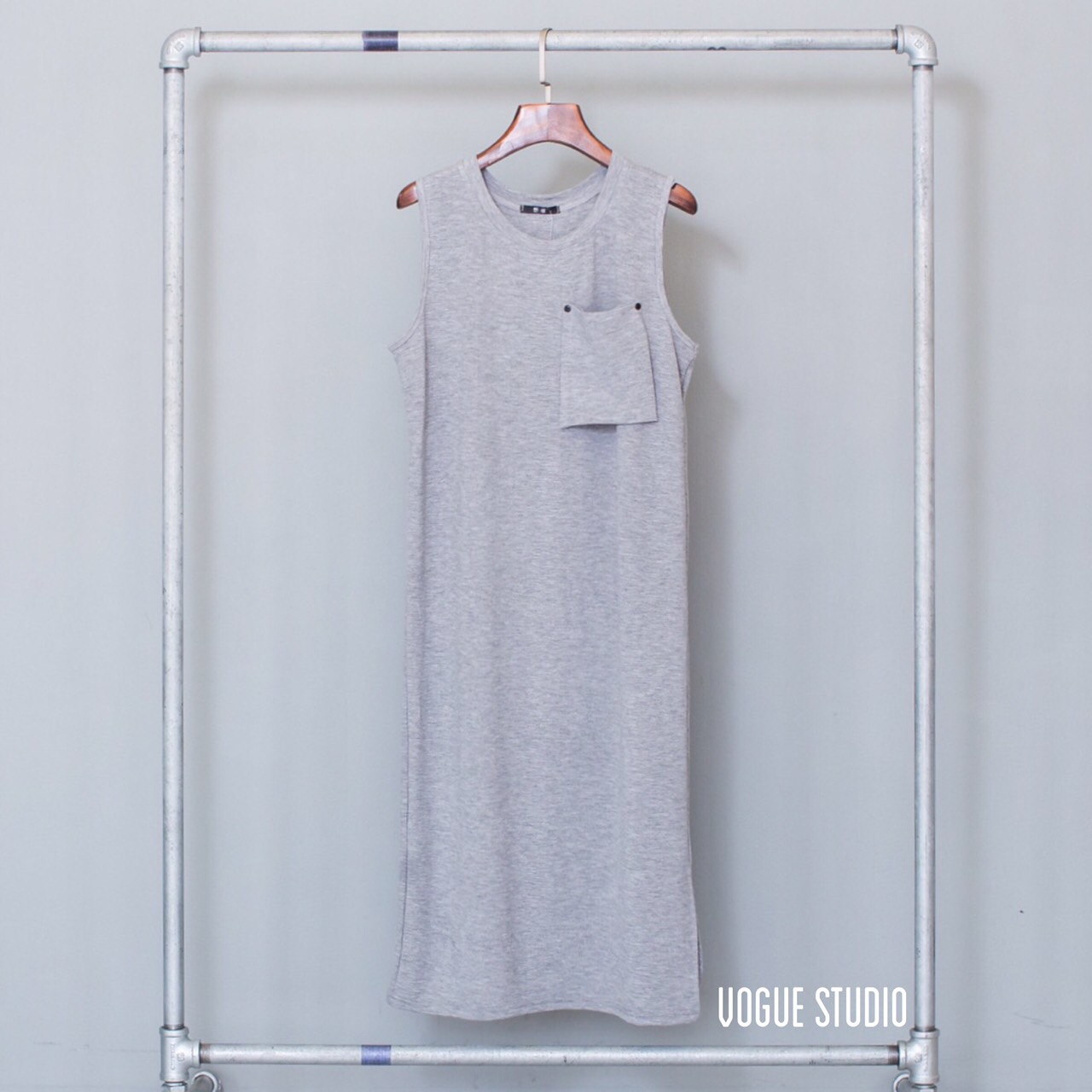 เดรสคอกลมตัวยาว เพิ่มลูกเล่นแต่งกระเป๋าเก๋ๆที่อก ผ่าชายเดรสด้านข้าง ใช้เนื้อผ้านิ่ม ใส่สบาย ทรงน่ารัก ให้ลุคเรียบเท่ สไตล์เกาหลีคะ