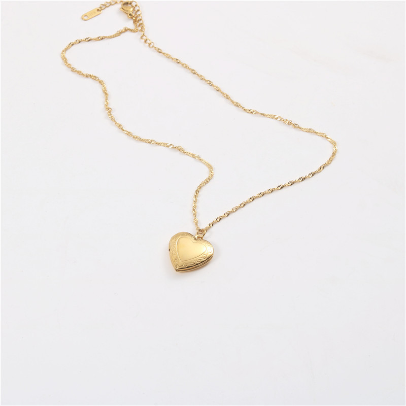 “เช็คสินค้าทัก line ก่อนโอนนะคะ”สร้อยคอสำหรับผิวแพ้ง่าย Heart locket_NT370