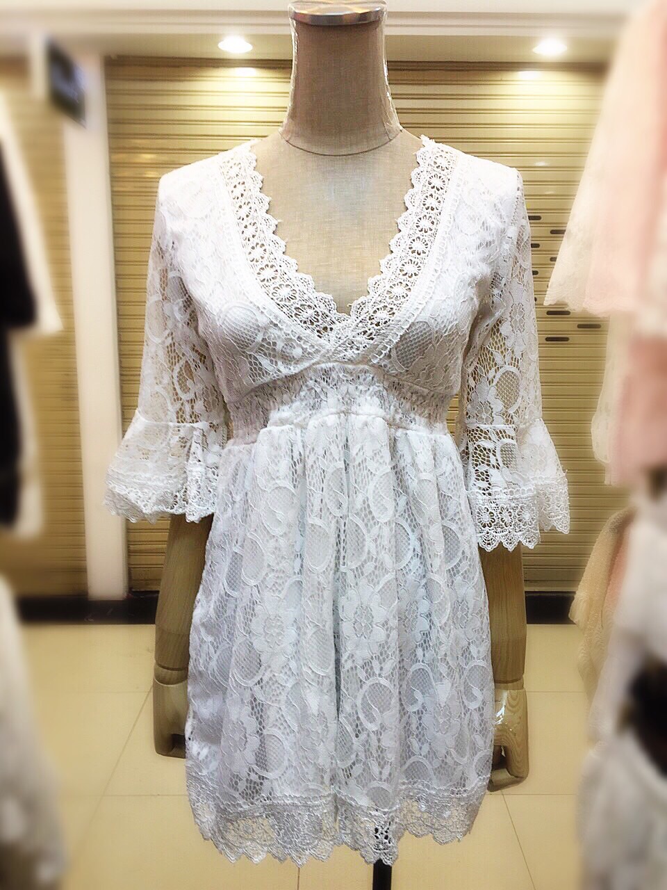 Topshop V-Necked Mini Dressมินิเดรสลูกไม้ ท้อบช้อป มีสม้อกใต้อกเพื่อเน้นทรง