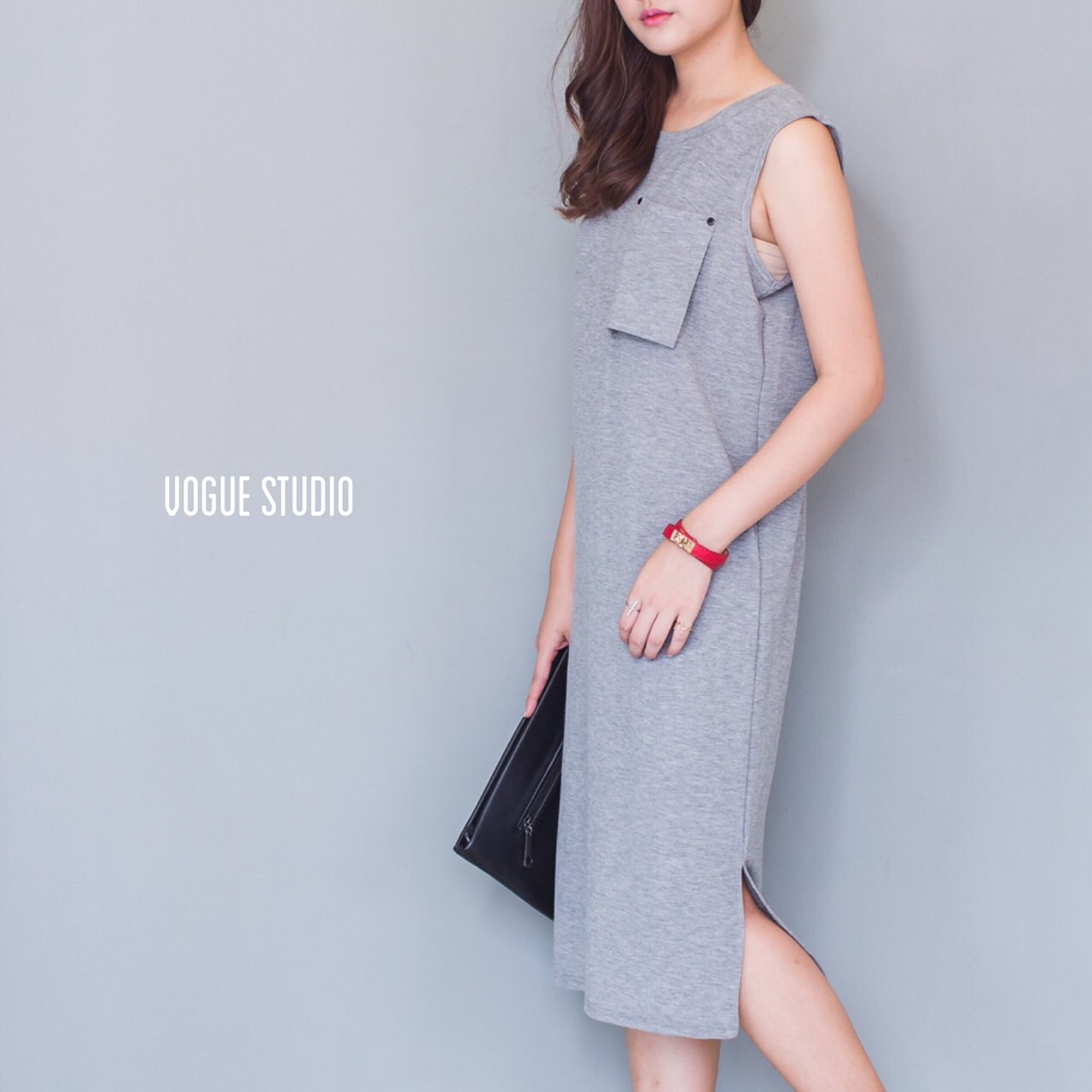เดรสคอกลมตัวยาว เพิ่มลูกเล่นแต่งกระเป๋าเก๋ๆที่อก ผ่าชายเดรสด้านข้าง ใช้เนื้อผ้านิ่ม ใส่สบาย ทรงน่ารัก ให้ลุคเรียบเท่ สไตล์เกาหลีคะ