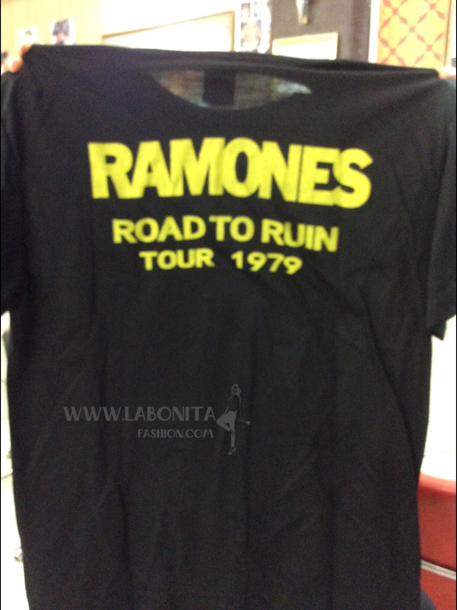 tour shirt เสื้อยืดวงร็อค ผ้าบาง สกรีนลายวงร็อค RAMONES ลายเดียวกันกับที่คุณเป้ย ปานวาดใส่ค่ะ ลายสกรีสวยๆ สกรีนหน้า/หลัง